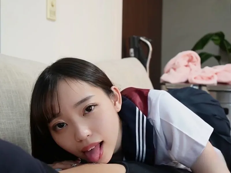 Nữ sinh ngây thơ bị tên ba cóc chọc cò giả vào lồn